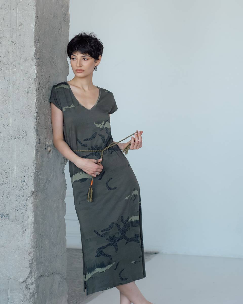 Robe imprimé camouflage par Eva Kayan SS24 