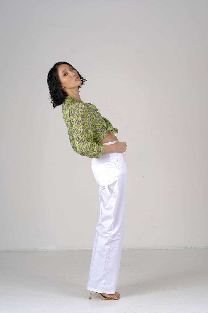 Chemise vert imprimé et pantalon blanc par Eva Kayan SS24