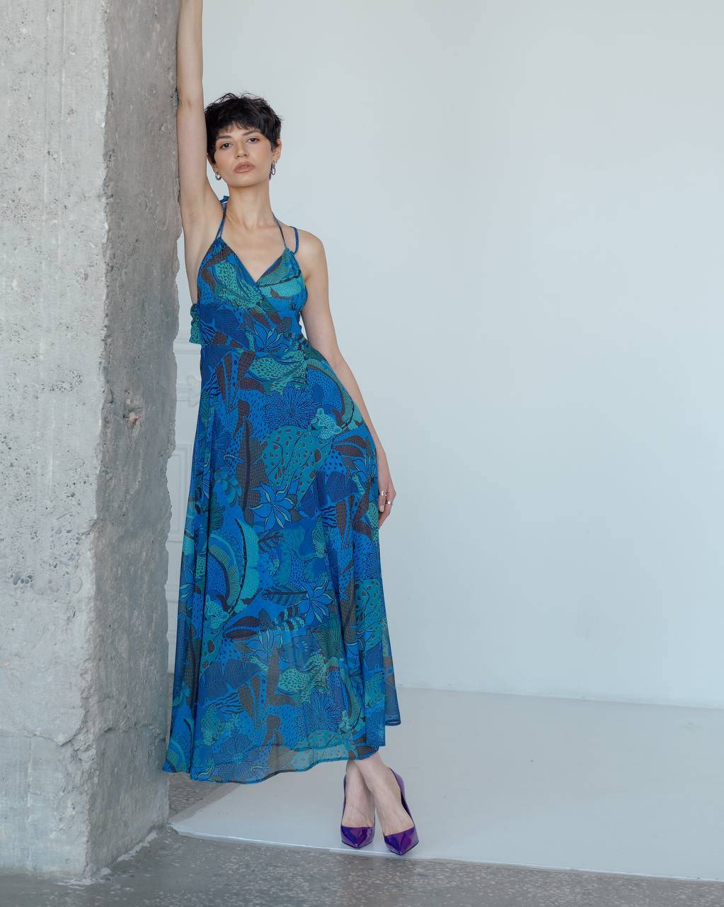 Robe fluide imprimée en bleu par Eva Kayan