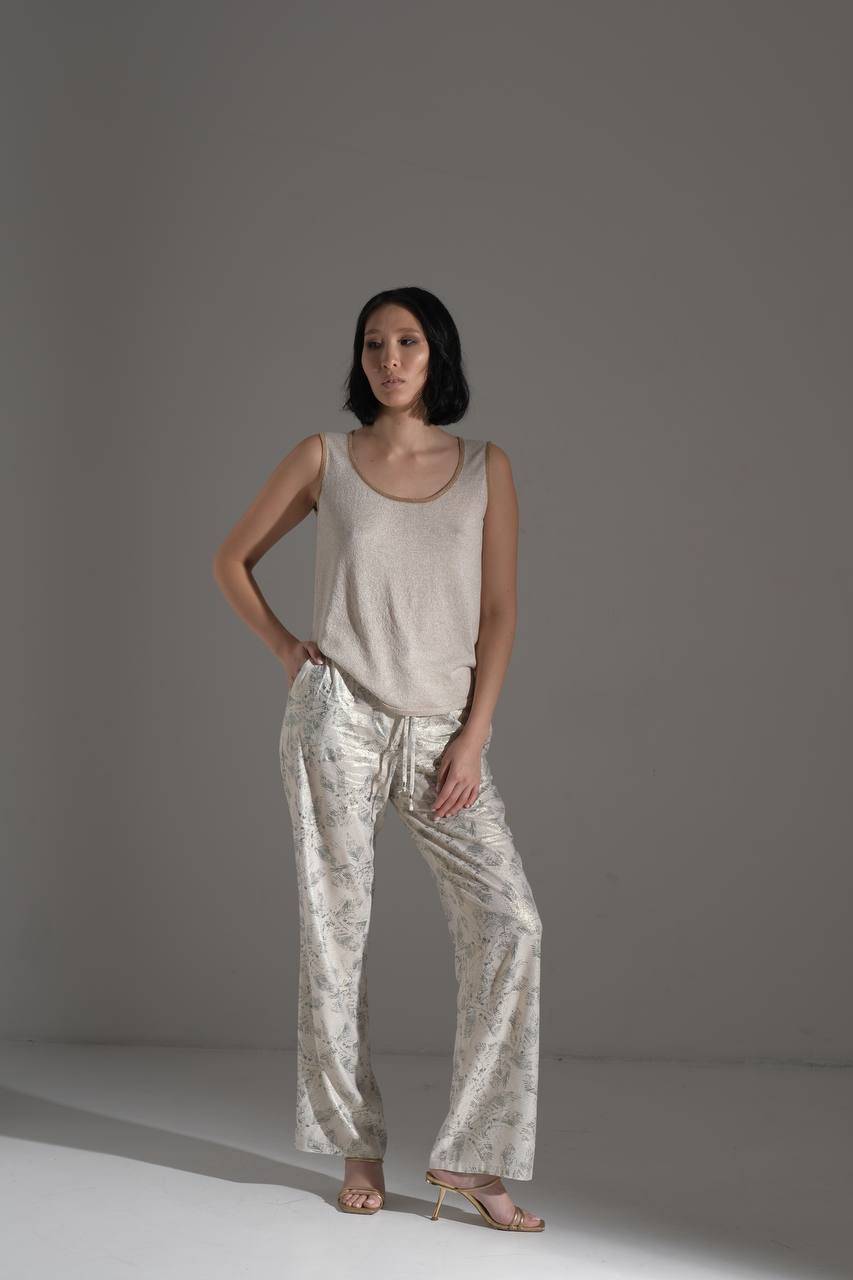 Top beige et pantalon imprimé par Eva Kayan SS24