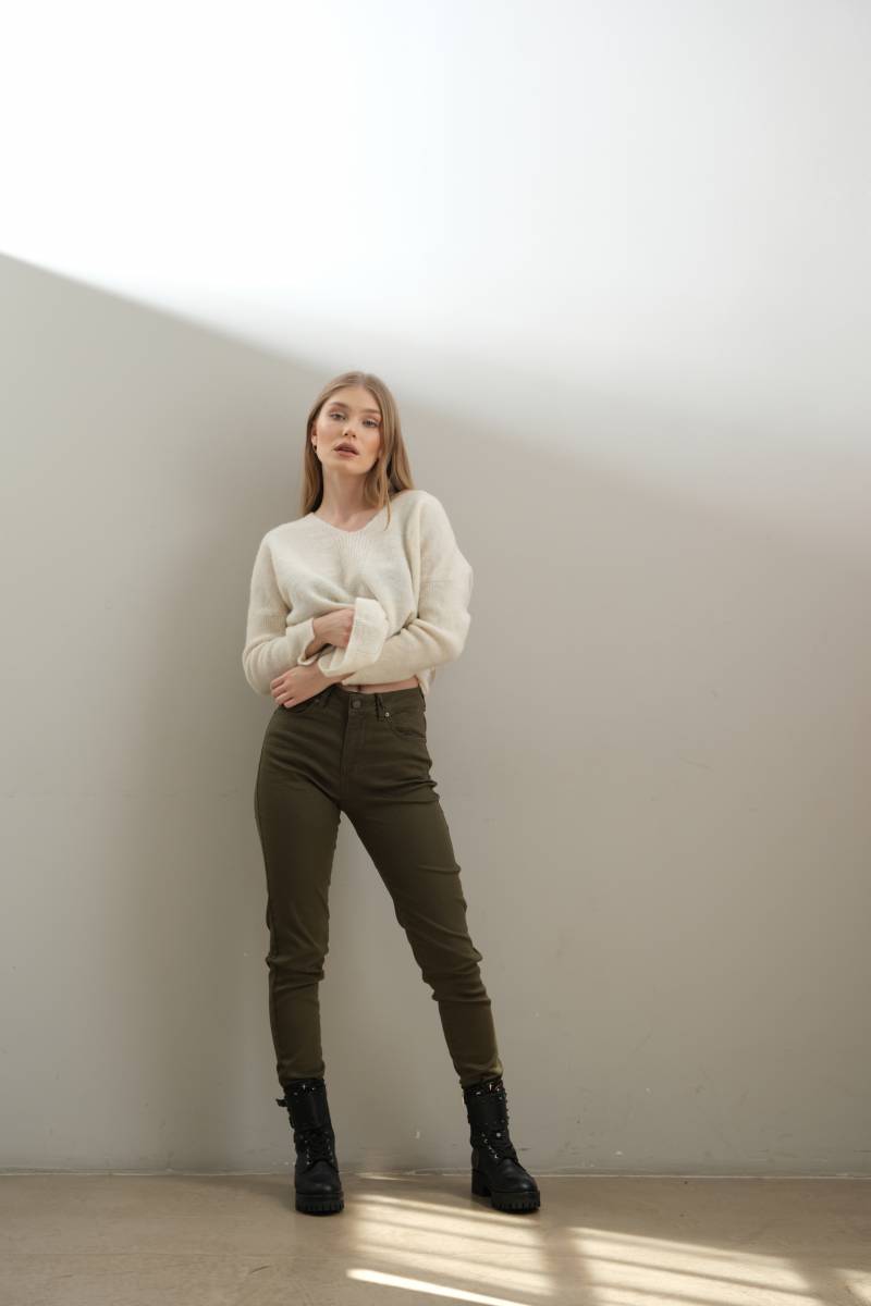  le look décontracté-chic avec un pull maille alpaga et pantalon coupe skinny couleur army (kaki)