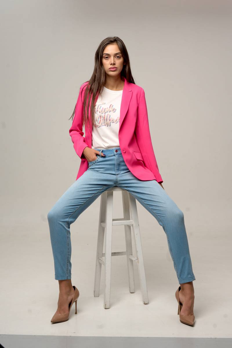 Veste / Blazer  couleur rose , t-shirt et pantalon effet jeans 