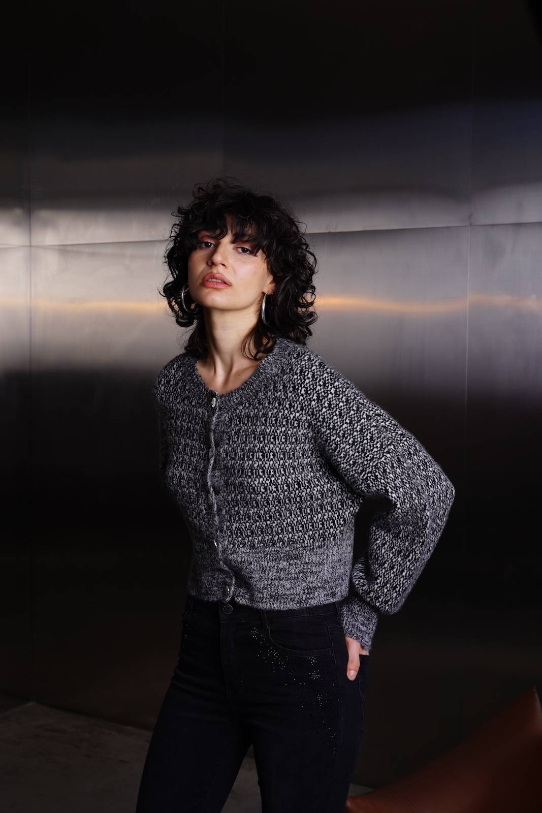 Cardigan bicolore en maille texturée & jean noir ajusté – Collection Hiver 25/26