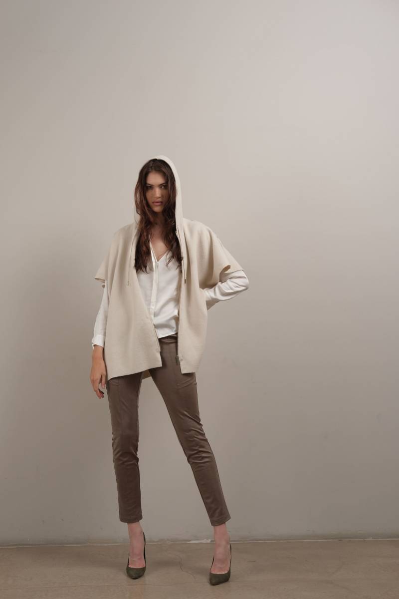 Le look en cape de la nouvelle collection FW24/25