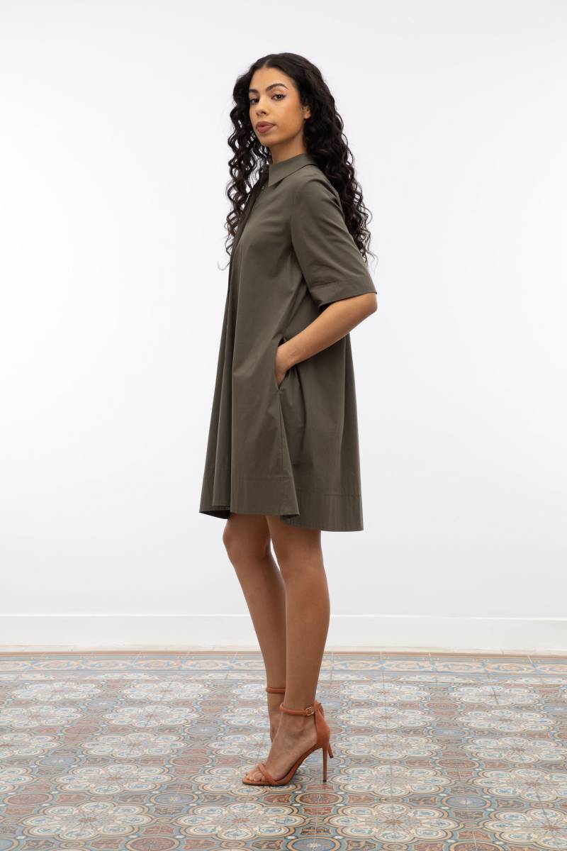 Jolie robe chemise légère de couleur kaki