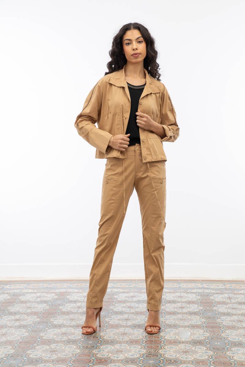 Veste et pantalons cargo modernes dans des couleurs élégantes