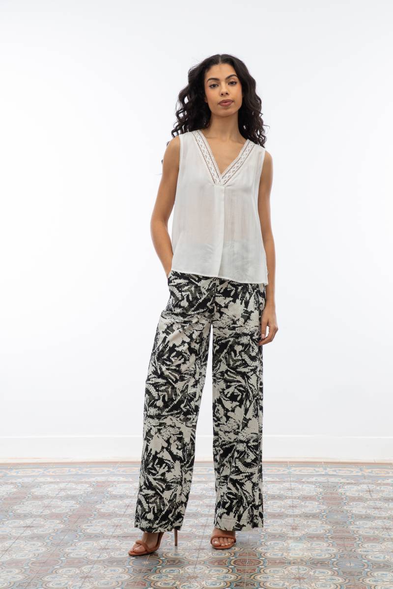 Débardeur estival couleur mœl sans manches avec décolleté en V et empiècement en broderie anglaise printemps été 2025