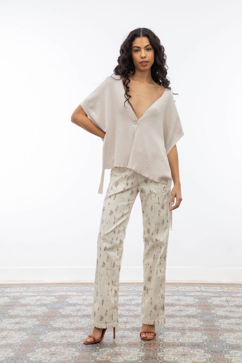 Gilet poncho en maille beige à manches courtes avec boutons, découpes sur les côtés et liens printemps été 2025