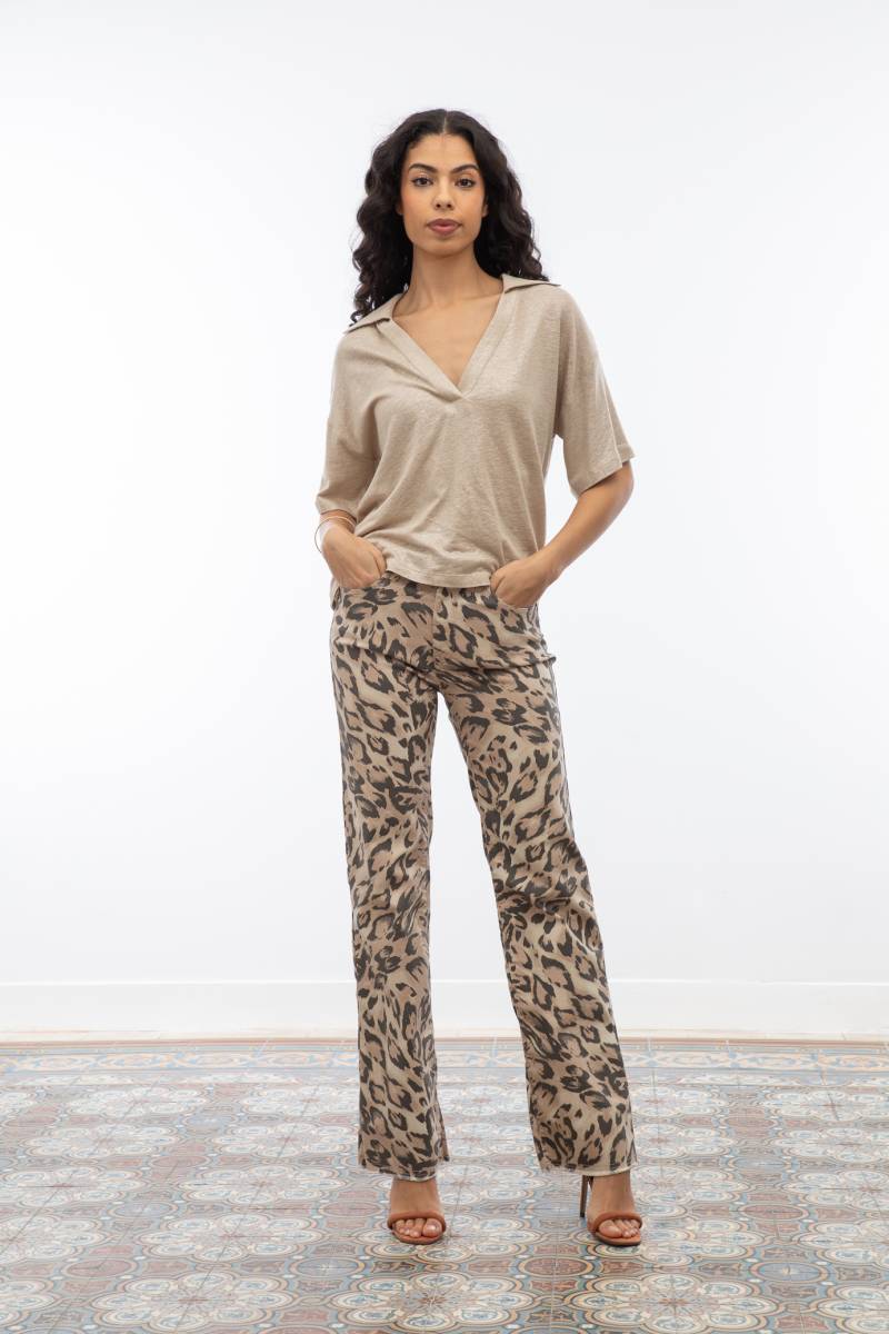 Ensemble tunique beige en maille à manches courtes et col, pantalon léopard beige avec franges bas de jambes printemps été 2025