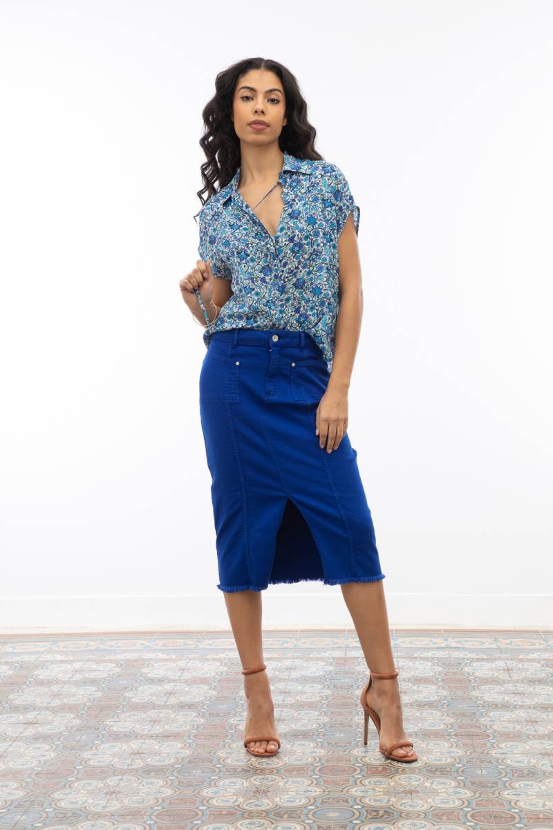 Ensemble chemisier sans manches à imprimé fleuri bleu et jupe crayon en denim bleu avec ceinture effet jean et fente avant – Collection Printemps/Été 2025