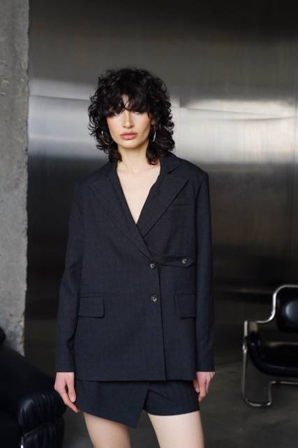 Tailleur short ajustable – Élégance et confort gris noir nouvelle collection FW25/26