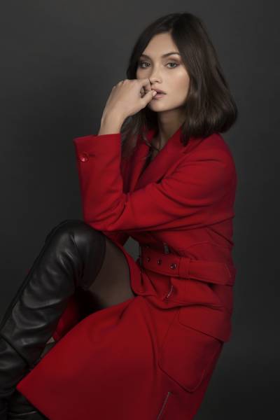 Le manteau rouge fait son retour cette saison! Une pièce incontournable à avoir sans son dressing.