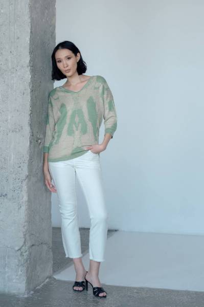 Pull en maille et pantalon blanc par Eva Kayan SS24 