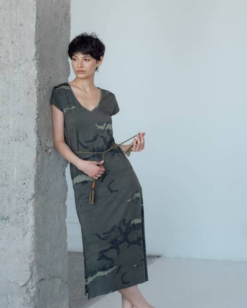 Robe longue imprimée camouflage par Eva Kayan SS24