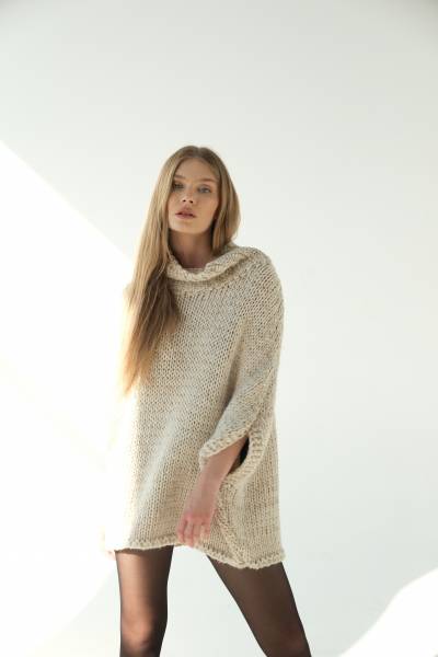 Pull col roulé sans manches avec une forme ample et carrée couleur blanc d’hiver ( beige )