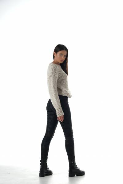 Pull maille Baraonda couleurs grise perle et le pantalon noire skinny en imprimé jingle  pour un look stylé et détendu 