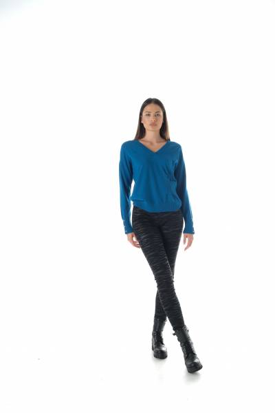 Look simples et intemporelles , pull couleurs bleu-pétrole avec le pantalon coupé skinny noir imprimé tigre 