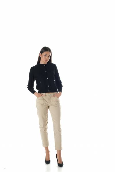 Look petit gilet cardigan  en maille fine couleur noir nouvelle collection A/H 23-24