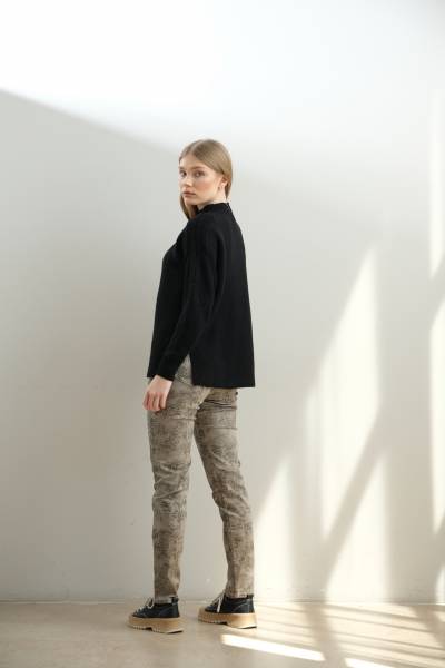 Pull noir avec notre pantalon imprimé coup skinny pour un look sport-chic 