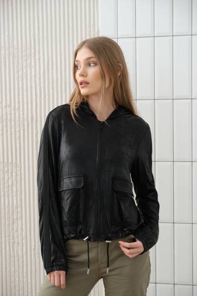 Bombers avec capuche noir en jersey cuir pour la nouvelle collection A/H 23-24