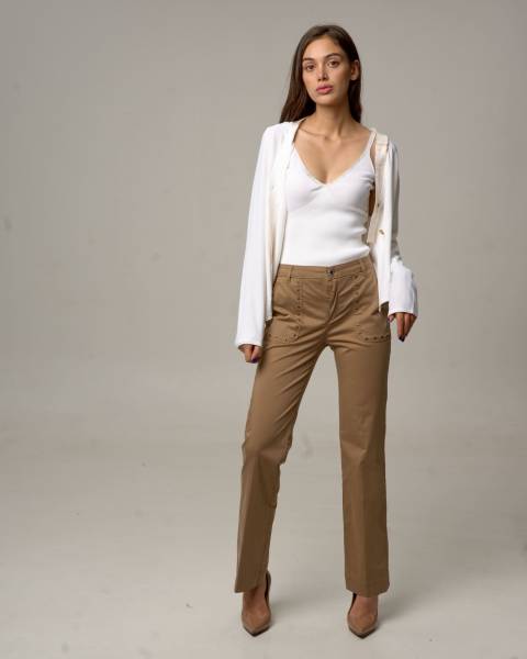 Veste fluide blanche, pantalon flare camel et top blanc col V #ss23