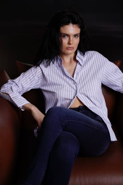 Chemise rayée oversize & jean slim indigo – Collection Hiver 25/26