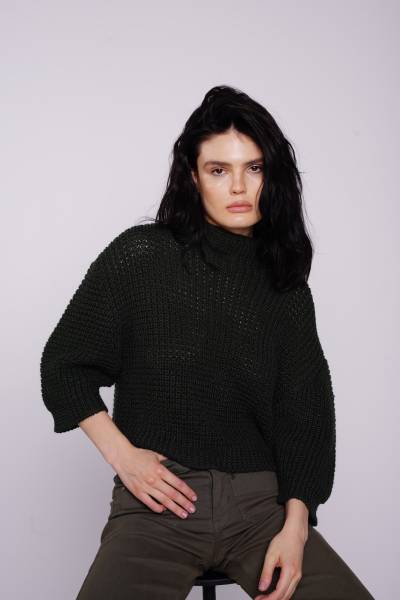 Pull en maille kaki & pantalon droit coordonné – Collection Hiver 25/26