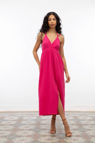Robe en coton, longue avec le dos nud de couleur fuchsia.
