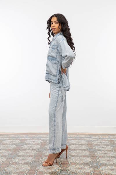Blouson à boutons pour l'été avec dos allongé et fentes sur les côtés
