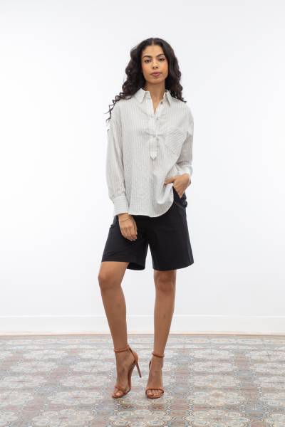 Ensemble chemise manches longues avec poche poitrine en couleur 'Nuage' et short noir printemps été 2025