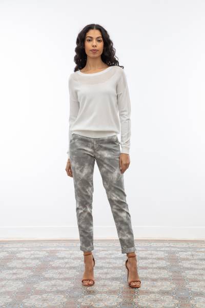 Ensemble tendance 2025 : top à manches longues mastic avec inserts transparents et jean gris imprimé tie-dye