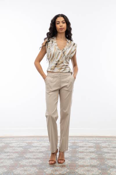Look chic et décontracté : débardeur Tigre à col V en tons sable et pantalon beige avec grandes poches